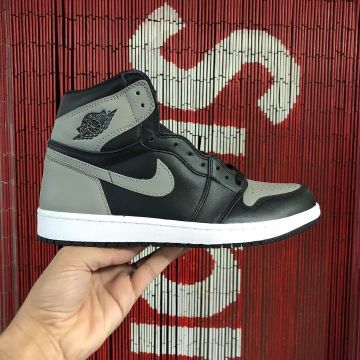 The Nike AIR JORDAN 1 RETRO gray and black @larrydeadstock on his account Instagram