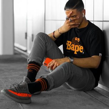 El solar Yeezy 350 Beluga que lleva el influencer Elvis en su instagram