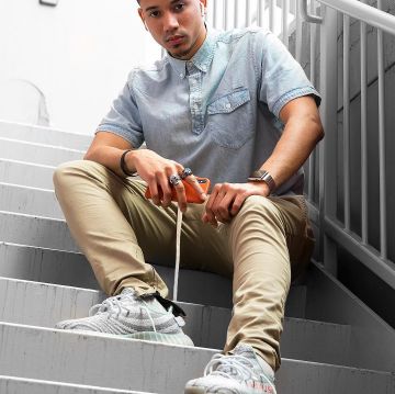 El tinte azul Yeezy 350 que lleva el influencer Elvis en su instagram