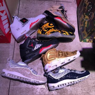 The NIKE AIR UPTEMPO x SUPREME gold @larrydeadstock on his account Instagram