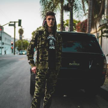 Blakelinder y su sudadera Bape 1st Camo Windstopper Shark Full Zip Hoodie Green en su cuenta de instagram
