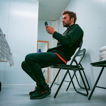 El par de Adidas Yeezy boost V2 350 que lleva Kuradj en su publicación de Instagram