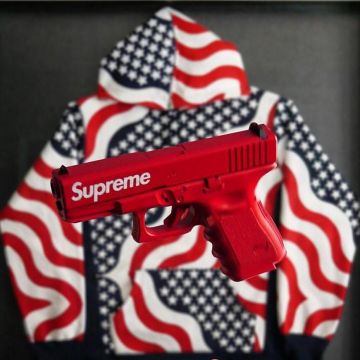 Le pull Supreme drapeau usa sur le compte Instagram de @bump_official