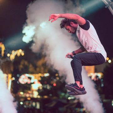 La paire de adidas yeezy boost V2 350 "BRED" que porte Kuradj sur son post Instagram