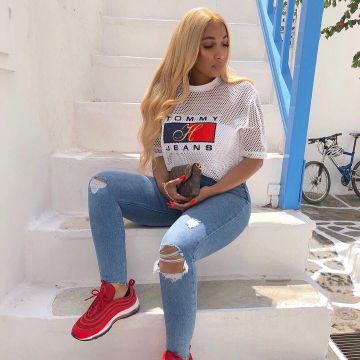 The t-shirt hairnets, Tommy Jeans Sherlina on his account Instagram