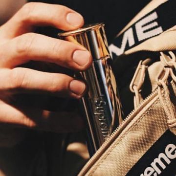 Le récipient en métal argent Supreme sur le compte Instagram de @bump_official