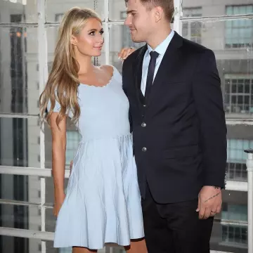 La Robe en maille évasée bleu ciel de Paris Hilton sur son compte instagram