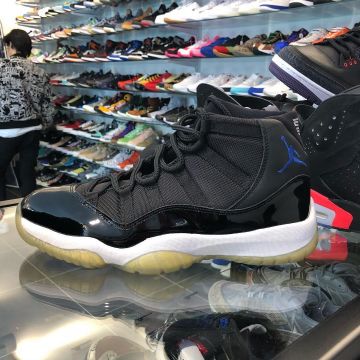 Las NikeAir Jordan 11 @larrydeadstock negras en su cuenta de Instagram