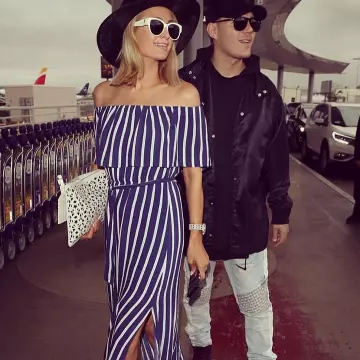La Robe longue épaules nues à rayures Grazi de Paris Hilton sur son compte Instagram