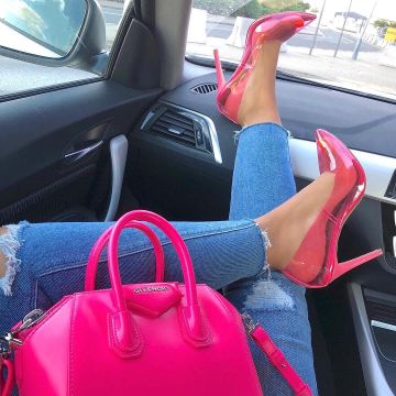 El bolso rosado Givenchy que lleva sherlina en Instagram