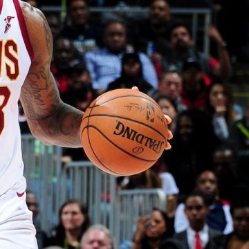 The ball basketball Spalding view on the account Instagram of LeBron James