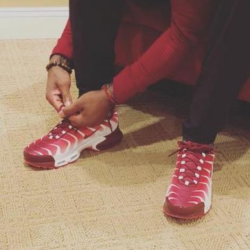 Les Nike Air Max Plus rouges de Kyrie Irving sur son compte Instagram