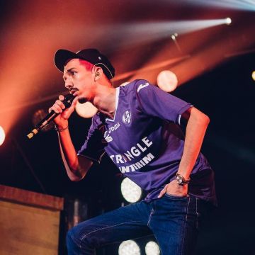 La camiseta púrpura TFC de BigFlo en su cuenta de Instagram