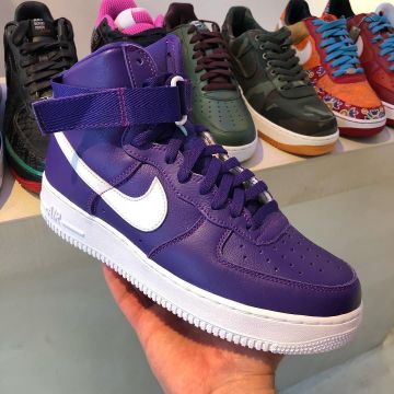The Nike AIR FORCE 1 purple @larrydeadstock on his account Instagram