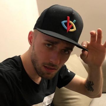 La casquette visionnaire noire de BigFlo sur son compte Instagram