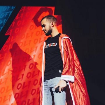 le T-shirt Visionnaire noir multicolore vu sur le compte Instagram d'Oli