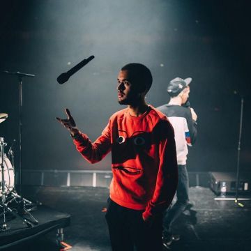 le Pull Visionnaire rouge vu sur le compte Instagram d'Oli
