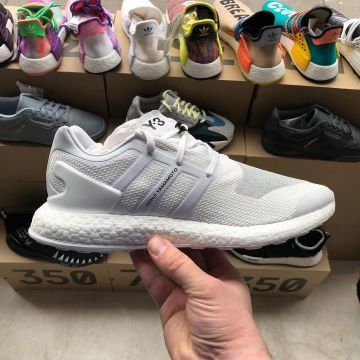 La Adidas Y3 Pureboost blanca de @larrydeadstock en su cuenta de Instagram