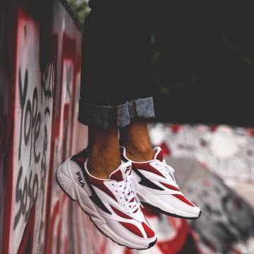 Les sneakers fila venom rouge et bleu de BISSO97120 sur son compte Instagram