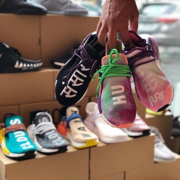 Las adidas PHARRELL WILLIAMS azul y amarillo de @larrydeadstock en su cuenta de Instagram