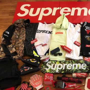 The Supreme Box Logo FW17) Sudadera con capucha de lima pálida que Qias Omar usa en su publicación de Instagram