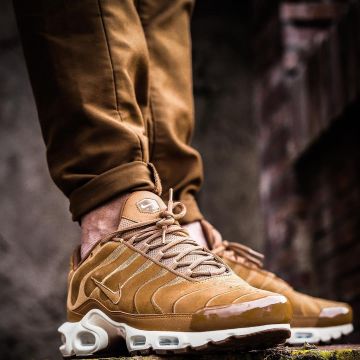 The Nike Air Max brown gold BISSO97120 on his account Instagram
