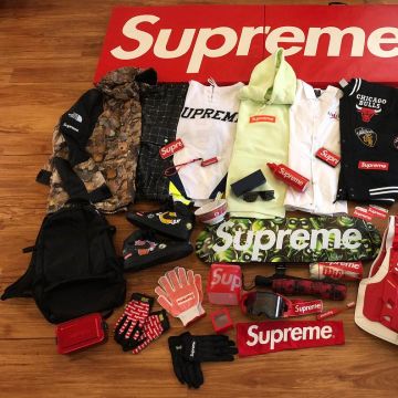 Los guantes negros Supreme Fox Racing Bomber LT que Qias Omar lleva en su publicación de Instagram
