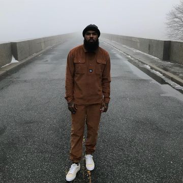 zapatillas conversen la flor beige que lleva stalley en su post de instagram