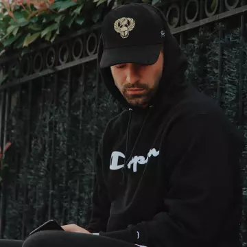 La sudadera con capucha negra Champion que lució Vincent Queijo en su cuenta de Instagram