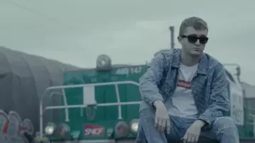 La veste denim Louis Vuitton x Supreme portée par Vald dans la vidéo Les Marches de L'Empereur Saison03 #EP1 de ALKPOTE