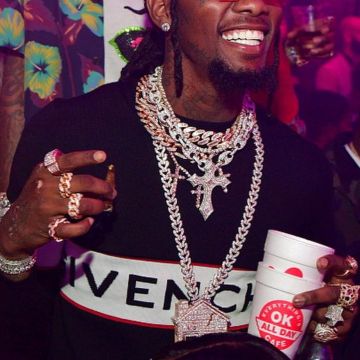 el suéter givenchy blanco y negro visto en la cuenta de Instagram de Offset