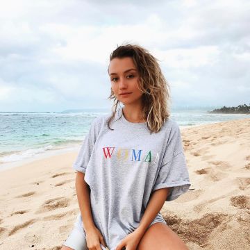 Le tee-shirt gris woman sur le compte Instagram de @chloebbbb