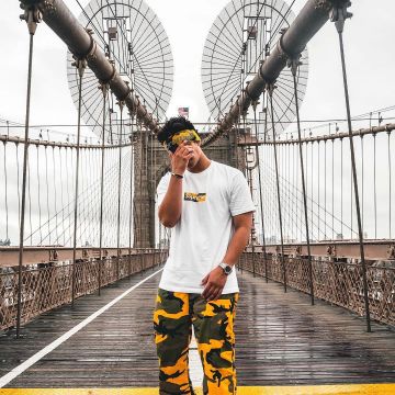 The headband Supreme camo brooklyn that is on the influencer and youtubeur Ari Petrou on his Instagram