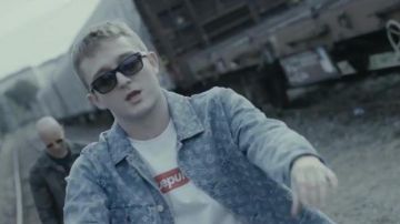 La veste en jean supreme x Louis Vuitton de Vald dans la vidéo Les Marches de L'Empereur