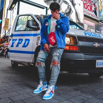 The Jordan 1 University Blue that bears the youtubeur and influencer Ari petrou