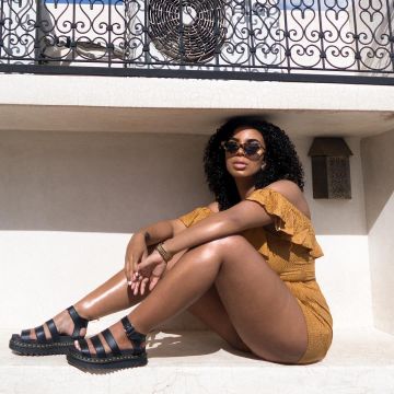 Sandalias negras de @vanessardaniels en su cuenta de Instagram