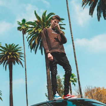 Blake Linder and his box logo brown on his account instagram