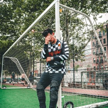 The football shirt Nike x Off-White that carries the youtubeur and influencer Ari petrou