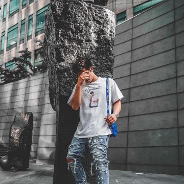 El bolso azul real Supreme usado por el YouTuber e influencer Ari petrou