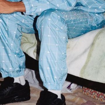 Pantalones lacoste Supreme azules de Game en su cuenta de Instagram