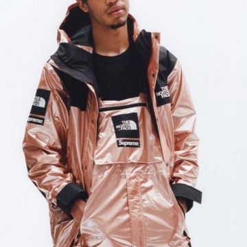 Chaqueta de parka supreme the North Face rosa del juego en su cuenta de Instagram