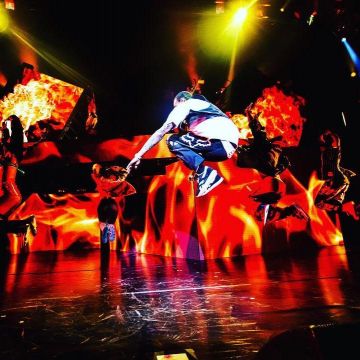 The pants sox Racing X Supreme worn by Chris Brown on his account Instagram