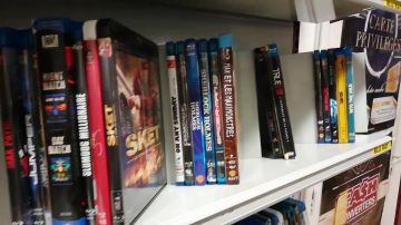 The blu-ray of Slumdog Millionaire in the YouTube video Of the SHOPS GEEK IN AIX-en-PROVENCE ? chain of Geek