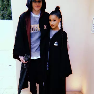 La cape Harry Potter serpentard de Ariana Grande sur le compte de Pete Davidson