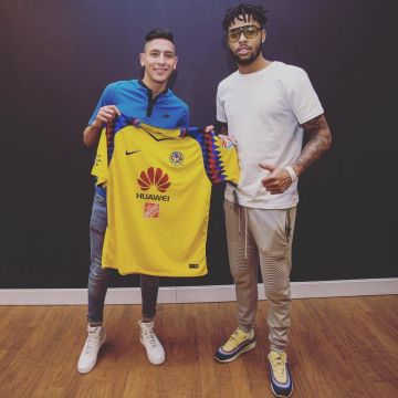 The pair of Nike Air Max 1/97 Sean Wotherspoon worn by D'angelo Russell on his account Instagram