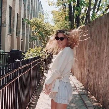 The shorts with stripes worn by Allegra Shaw on his account Instagram