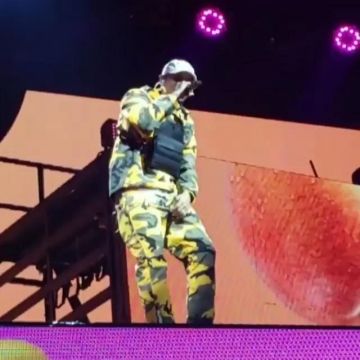 The hooded jacket Supreme c=yellow camo scope on stage by Chris Brown (photo Instagram)