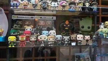 The figurine Funko POP! 253 Hulk (Ragnarok) (Exclusive) in the YouTube video Of the SHOPS GEEK IN AIX-en-PROVENCE ? chain of Geek