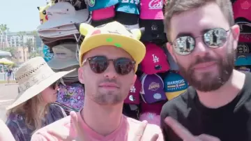 La casquette Pokemon Pikachu de Squeezie à LA dans sa vidéo On roule en Harley Davidson (Vlog Los Angeles 1)