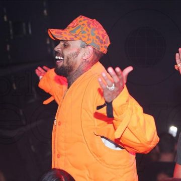 The cap Von Dutch camouflage orange worn by Chris Brown on the post Instagram of Ohellyeahcmb